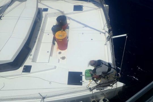 Des bidons stockés sur le plage avant