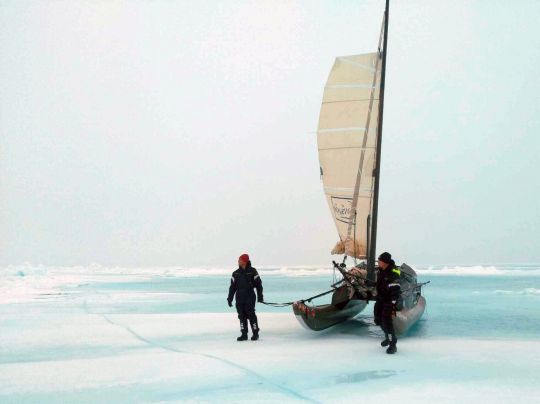 Le catamaran Babouch'ty dans la glace © Sébastien Roubinet