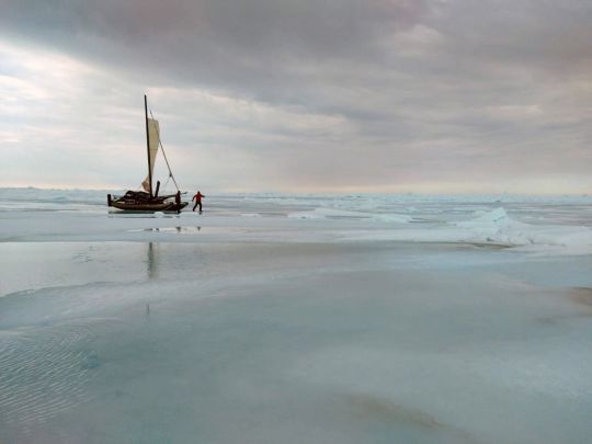 Le catamaran dans les glaces © Sébastien Roubinet