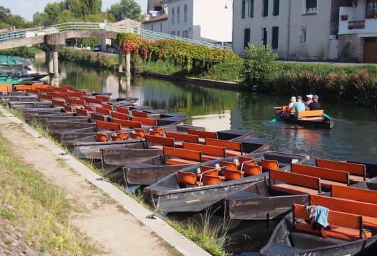 Les bateaux d'excursion sont de formes traditionnelles
