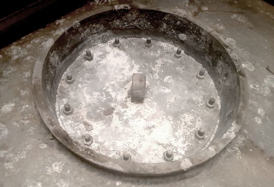 Ce bouchon en aluminium s'est "soudé" à la tôle en aluminium au contact prolongé de l'air et de l'humidité. Son extraction au bout de plusieurs années est difficile.