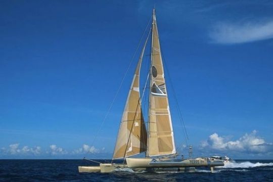 Le trimaran alors Pierre 1er, skippé par Florence Arthaud (Crédits : VPLP)