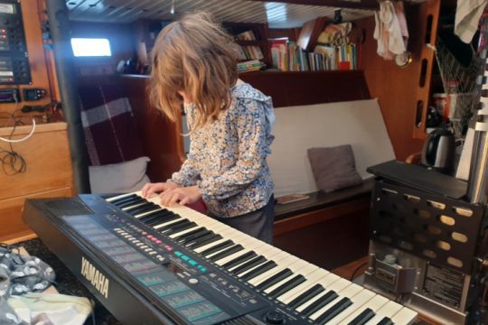Apprentissage du piano et de la musique à bord
