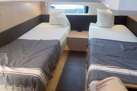 La cabine arrière avec deux lits simples qui se réunissent