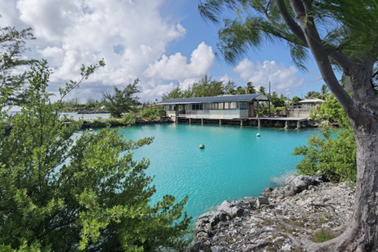 Manihi et le village de Paeua. C'est dans le lagon de cet atoll qu'aurait vu jour la première ferme perlière de Polynésie ! ©Julie Leveugle