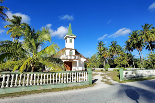 Tikehau et le village de Tuherahera. Le lieu est connu pour ses grandes plages de sable blanc et rose, mais il abrite aussi des éléments d'architecture typiquement polynésiens. ©Julie Leveugle