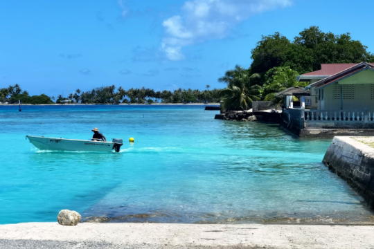 Rangiroa. Approché quotidiennement de bateaux de croisières venus déposer leurs passagers, le magnifique atoll présente encore des scènes authentiques représentatives du mode de vie polynésien. ©Julie Leveugle