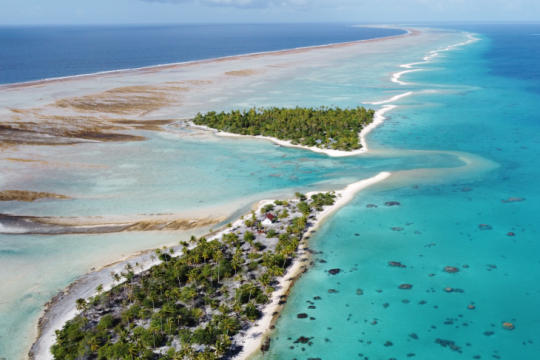 Apataki. Evasion et carénage sont au programme dans cet atoll qui abrite un des trois chantiers navals en Polynésie. ©Julie Leveugle