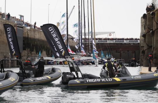 Les dessous d'une course à la voile avec aussi de la logistique et des moteurs !