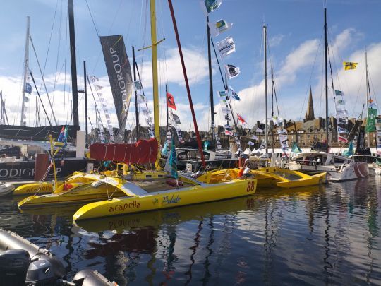 Un bassin avec des bateaux de course de toutes les générations