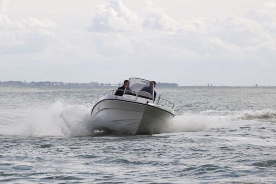 Une étrave en V évasée