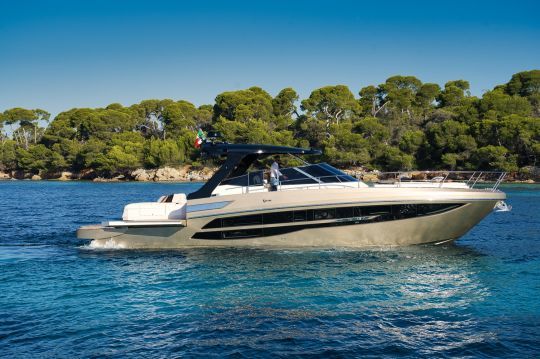 Le 470 Regina, une vedette hard-top pour vivre à bord