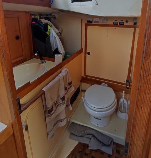 "La salle d'eau qui est en cours de rénovation est bien faite avec une grande penderie pour faire sécher les vestes. L'ancien propriétaire a séparé le grand coffre de cockpit pour pouvoir intégrer un placard derrière les WC."