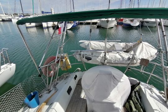 "Ibaia est équipé d'un portique solide plus un bimini et capote!. On vient de réaliser un devis pour avoir une capote pour fermer entièrement le cockpit l'hiver."