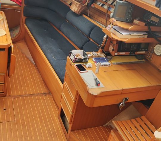 "Une grande table à cartes qui fait office de bureau au port."