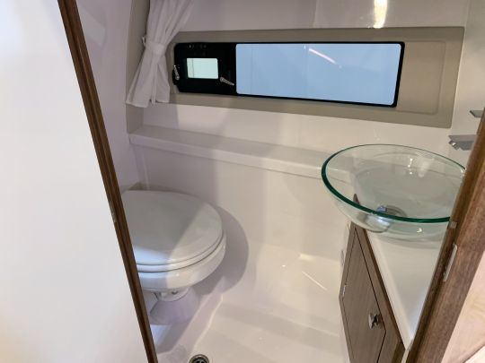 Un cabinet de toilette avec WC électrique 