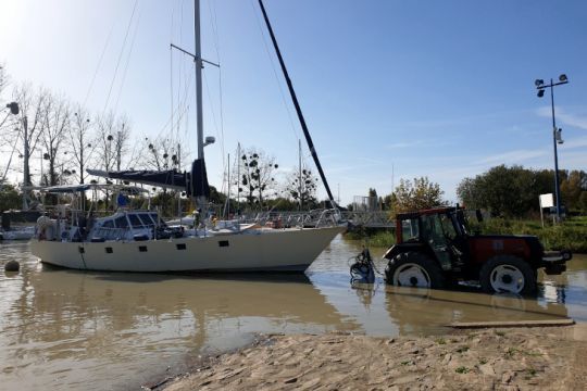 Les manutention de bateaux, coeur de métier du port de plaisance à sec