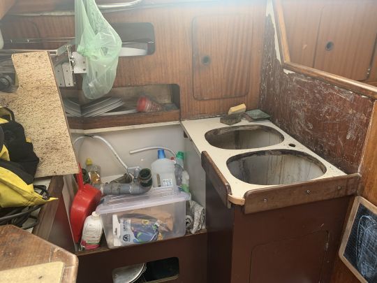Le plan de travail de la cuisine doit être refait et le four réinstallé