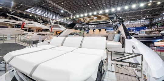 Un grand bain de soleil avec garage à annexe
