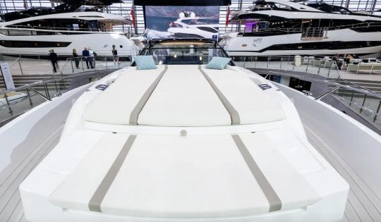 Un immense bain de soleil sur l'avant ou deux banquettes avec table centrale