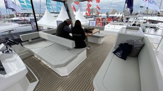 Le grand fly très confortable avec son coin repas