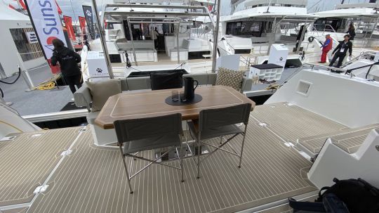 Le cockpit arrière protégé du soleil et de la pluie