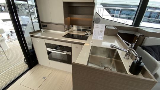 Une grande cuisine avec de beaux espaces pour cuisiner