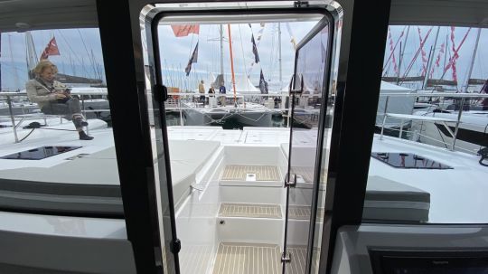Le cockpit avant et sa porte d'accès depuis le carré