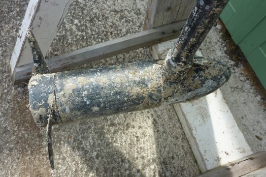Le moteur après avoir gratté le gros des coquillages