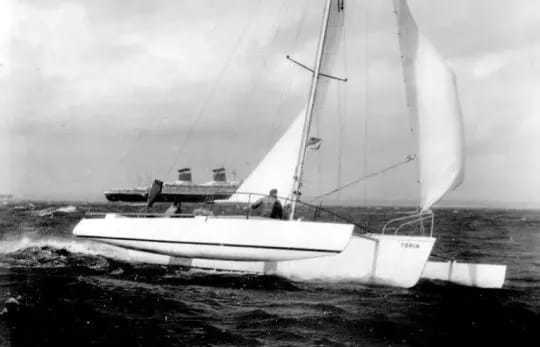La course au large permet au trimaran d'acquérir ses lettres de noblesses. Ici Toria de Derek Kelsall.