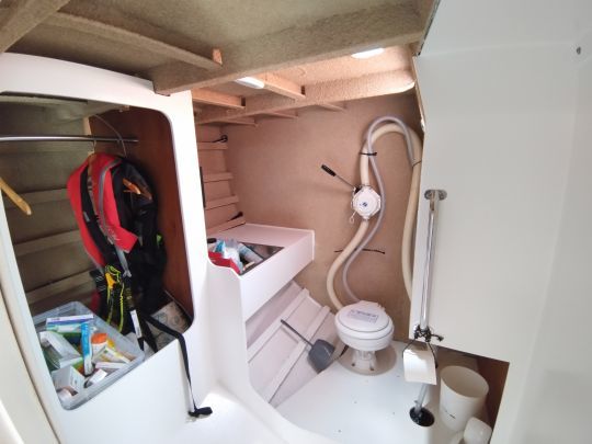 Un cabinet de toilette trouve place sur tribord arrière
