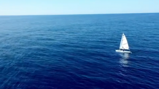 C'est petit un Laser au milieu de la Méditerranée