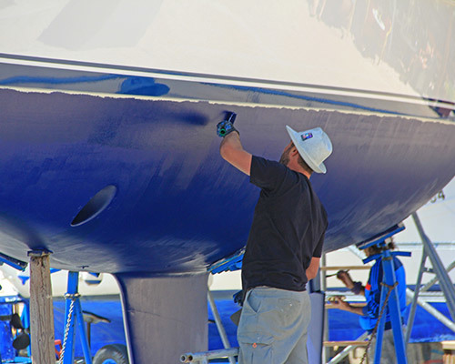 Cathare Marine partage son activité entre entretien, réparation et dépannage. L'acier prime sur les autres structures de bateaux () Cathare Marine