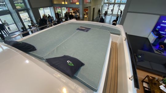 Un grand bain de soleil sur la plage avant