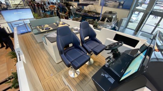 Poste de pilotage et coin repas sur le Green Power 33