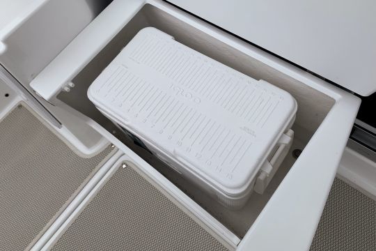 Une glacière vient se glisser sous l'assise contre le vitrage