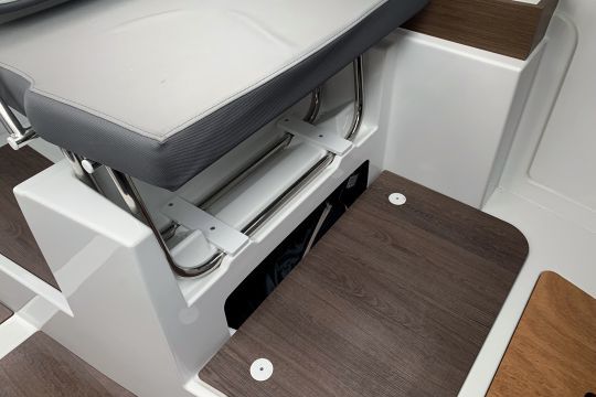 Un grand coffre de rangement est accessible sous le plancher de la banquette copilote