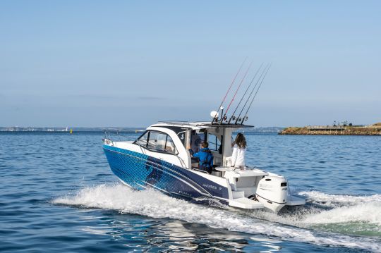 Le tableau arrière de la version Fishing de l'Antares 7 est équipée d'une station de pêche et de portes-cannes © Julien Gazeau