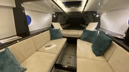 Une grande cabine avec des carbone bien visible