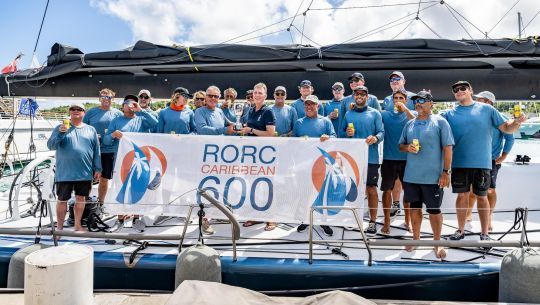 L'équipage vainqueur de la RORC Caribbean 600 © Alex Turnbull