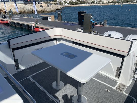 Le cockpit du Cap Camarat 10.5 CC avec ses trois banquettes strapontin