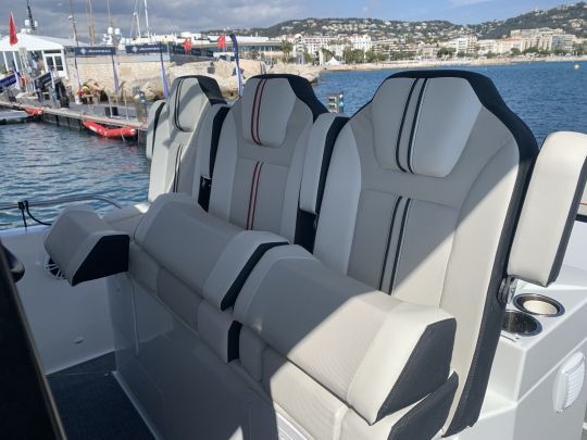 Les trois sièges confortables du poste de pilotage