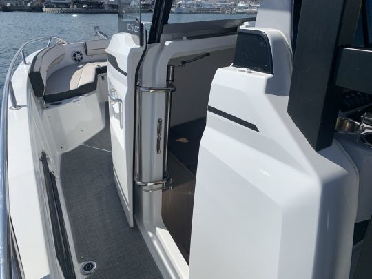 L'accès à la console centrale se fait via une porte coulissante à tribord