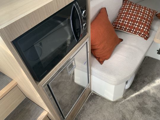 On peut installer un micro-ondes et un réfrigérateur à l'intérieur