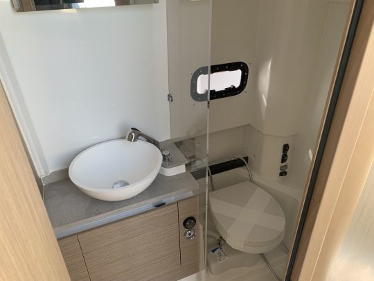 Le cabinet de toilette avec une douchette pour se laver