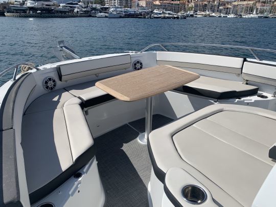 La plage avant avec ses banquettes en U et sa table amovible