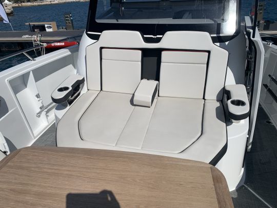 Le demi bain de soleil qui coiffe la console qui s'ouvre sur la cabine