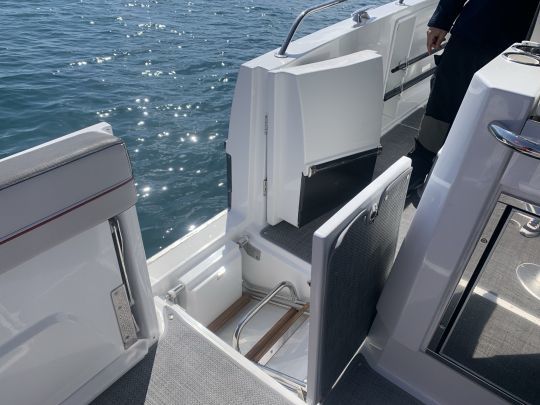 La porte de coupée avec l'échelle de bain dans le plancher