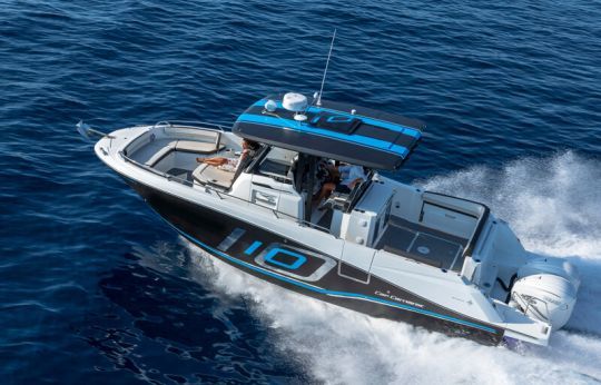 Le Cap Camarat 10.5 CC est joueur dans les vagues