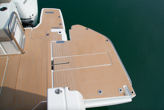 Un pavois basculant pour ouvrir le bateau sur la mer
